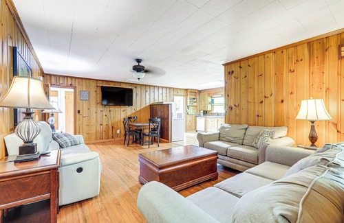 Woodland Cabaña | Charming Woodland Home, 12 Mi to Big Lazer Creek!