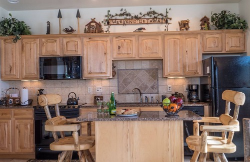 Stanley Hills Condominio | Charming woodsy condo with private hot tub and Rocky Mountain views!