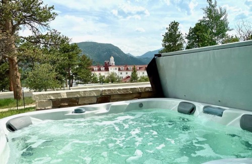 Stanley Hills Condominio | Charming woodsy condo with private hot tub and Rocky Mountain views!