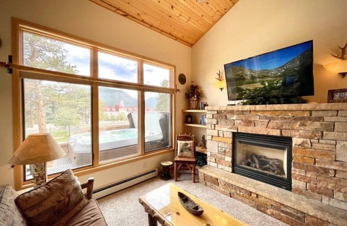 Stanley Hills Condominio | Charming woodsy condo with private hot tub and Rocky Mountain views!