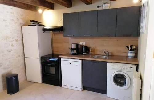 Ainay-le-Vieil Cabaña | Gîte calme et spacieux dans les communs d'un château, pour 8 personnes avec climatisation et parking privé.