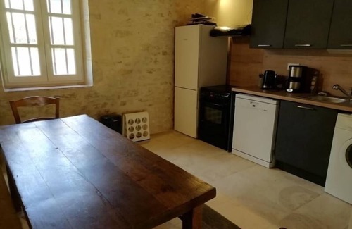 Ainay-le-Vieil Cabaña | Gîte calme et spacieux dans les communs d'un château, pour 8 personnes avec climatisation et parking privé.
