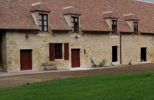Ainay-le-Vieil Cabaña | Gîte calme et spacieux dans les communs d'un château, pour 8 personnes avec climatisation et parking privé.