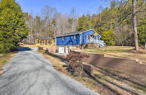 Yadkinville Casa | Charming Yadkin Valley Cottage with Deck and Yard