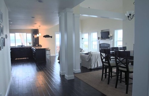 Poulsbo Casa | Con una encantadora elegante de alta Banco Waterfront Home