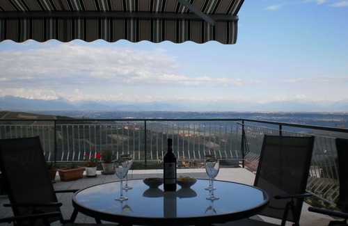 Dogliani Apartamento | Encantador apartamento restaurado en Langhe-Roero. ¡Vistas impresionantes!