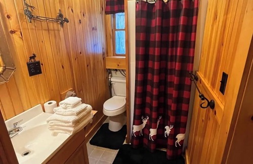 Rangeley Cabina | Charmingly updated 2 bed cabin with WiFi in Rangeley Maine