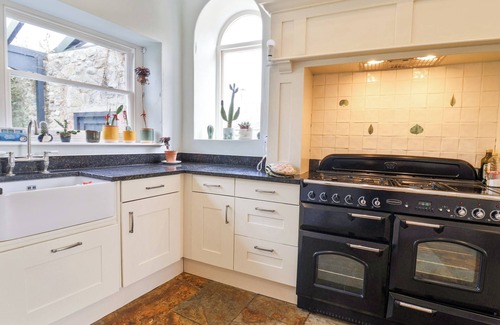Bridport Cabaña | CHARMOUTH LODGE, pet friendly, character holiday cottage in Charmouth
