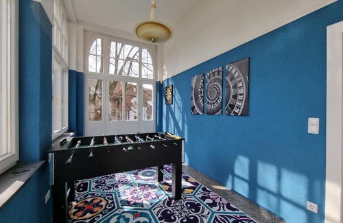 Hamelin Apartamento | Charysma - Jugendstil trifft Moderne, Schlafzimmer mit Smart-TV, Tischfussball, Darts, Parkplatz