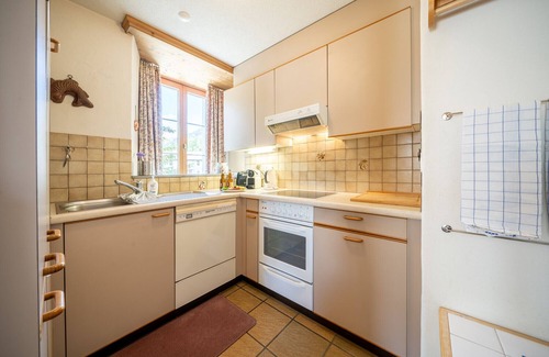 Lavin Apartamento | Chasa Plazza Gronda: Cozy 3.5-room apartment with elevator, chemineé and underground garage