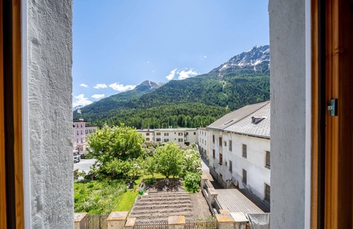 Lavin Apartamento | Chasa Plazza Gronda: Cozy 3.5-room apartment with elevator, chemineé and underground garage