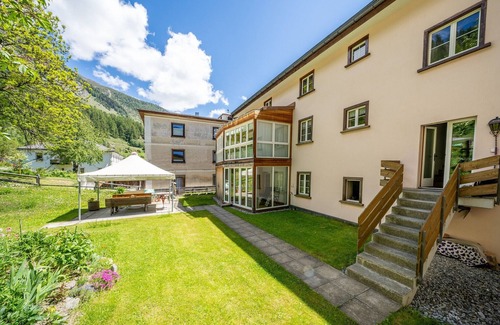Lavin Apartamento | Chasa Plazza Gronda: Cozy 3.5-room apartment with elevator, chemineé and underground garage