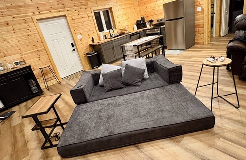 Campton Cabina | Chasin Turkeys is a Charming 2-bedroom Lakefront cabin in Red River Groge