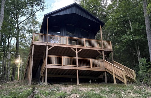 Campton Cabina | Chasin Turkeys is a Charming 2-bedroom Lakefront cabin in Red River Groge