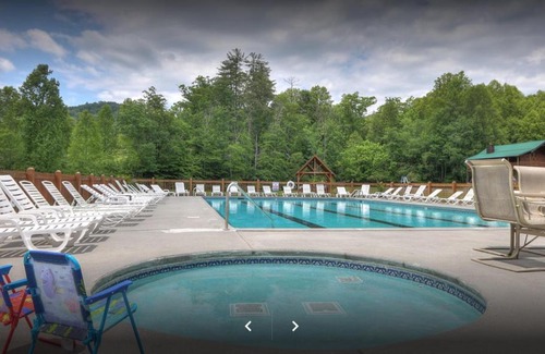 Gatlinburg - Pigeon Forge Chalet De Esquí | Chasing Butterflies Treehouse, Hot Tub, WIFI, As seen on Barnwood Builders!
