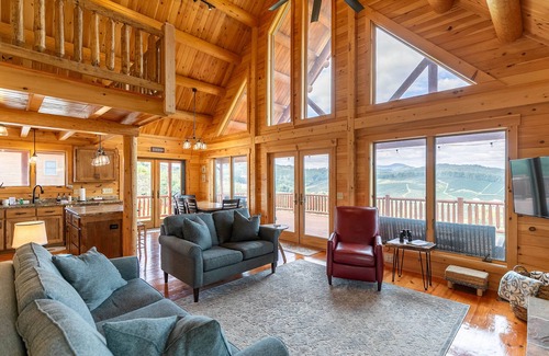Fleetwood Cabina | Chasing Clouds Cabin - year round views, river access