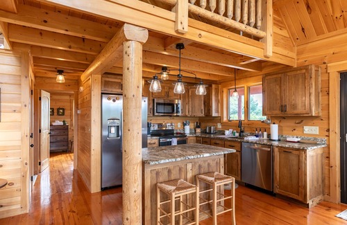 Fleetwood Cabina | Chasing Clouds Cabin - year round views, river access