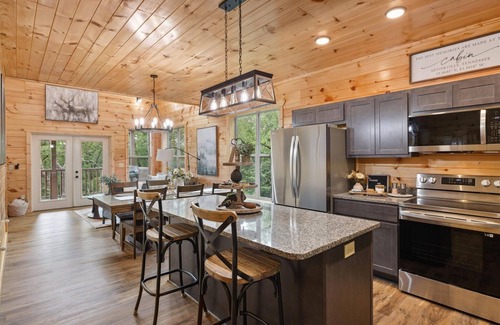 Gatlinburg - Pigeon Forge Cabina | Chasing The Son Cabin 3 Bedroom Cabin by RedAwning