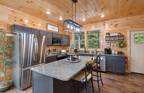 Gatlinburg - Pigeon Forge Cabina | Chasing The Son Cabin 3 Bedroom Cabin by RedAwning