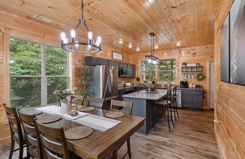 Gatlinburg - Pigeon Forge Cabina | Chasing The Son Cabin 3 Bedroom Cabin by RedAwning