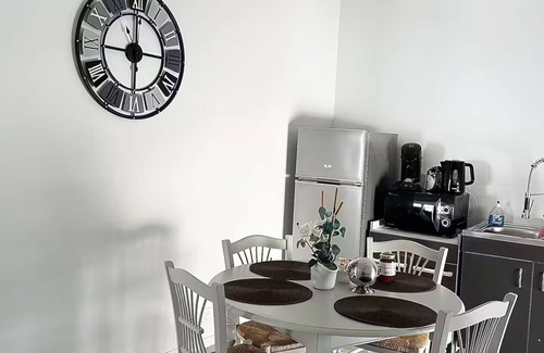 Alzonne Apartamento | Chateau apartment, quiet location close to tourist attractions. Dogs welcome