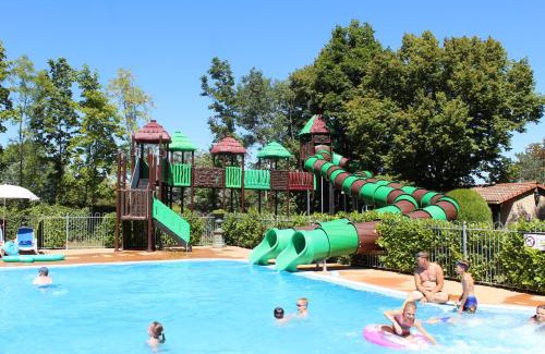 Les Pradeaux Otro | Chateau-camping la Grange Fort, 63500 Les Pradeaux