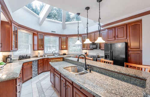 Bartlett Casa | Chateau Grand Master Suite – Private Summer Pool, Cozy Fireplace, Patio with Gas Grill & Stunning Vi