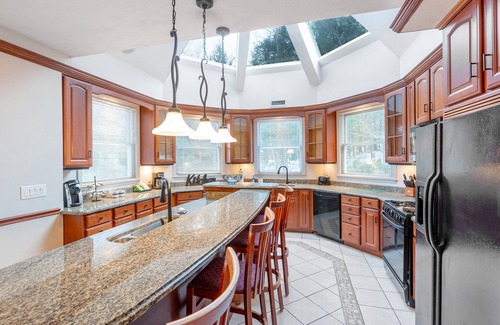 Bartlett Casa | Chateau Grand Master Suite – Private Summer Pool, Cozy Fireplace, Patio with Gas Grill & Stunning Vi