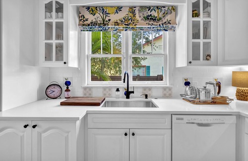 Pineapple Grove Arts District Cabaña | Chateau Mango, historic cottage with a pool!