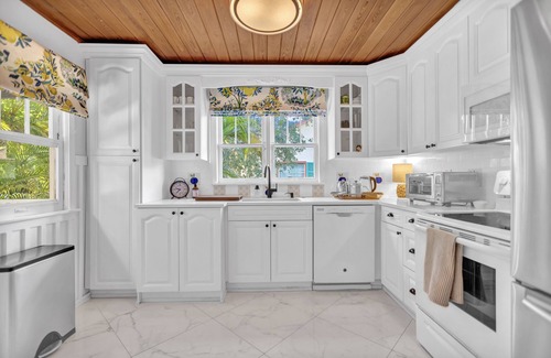 Pineapple Grove Arts District Cabaña | Chateau Mango, historic cottage with a pool!