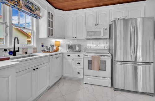 Pineapple Grove Arts District Cabaña | Chateau Mango, historic cottage with a pool!