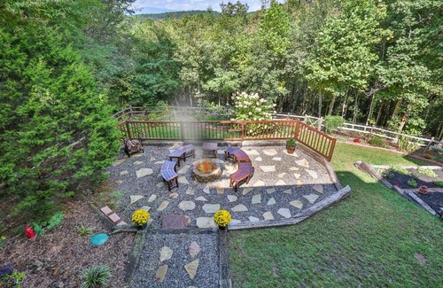 Mineral Bluff Casa | Chateau Relaxeau Breathtaking Spacious Mountain Home on Paved Road