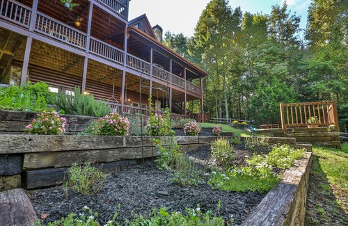 Mineral Bluff Casa | Chateau Relaxeau Breathtaking Spacious Mountain Home on Paved Road