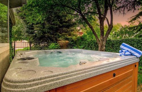 Snowbird Casa | Chateau Woodlands in Salt Lake with Guesthouse and Hot Tub