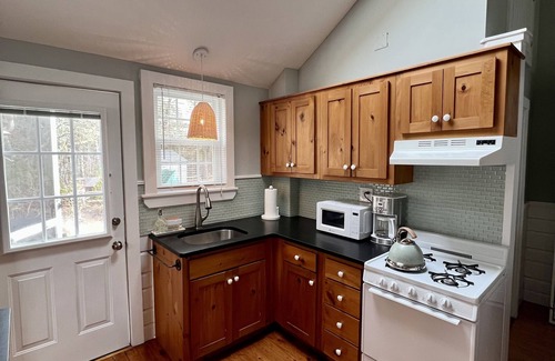 South Chatham Cabaña | Chatham Beach Cottage + loft Walk to the Beach