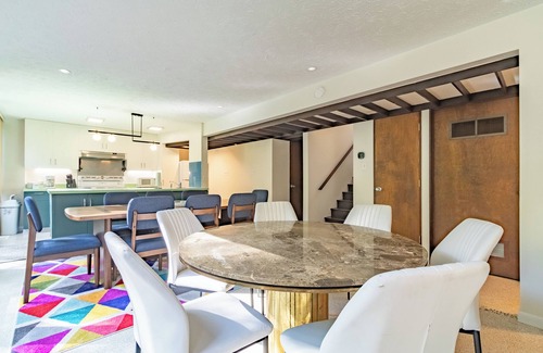 Lawrence Casa | Chatham House: Indy Retro Retreat --- spacious 5-bedroom house with backyard
