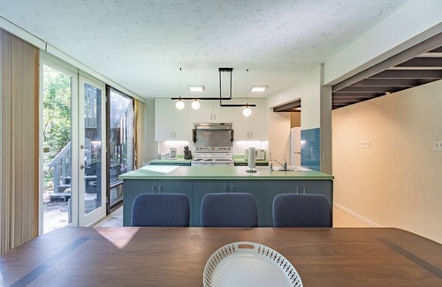 Lawrence Casa | Chatham House: Indy Retro Retreat --- spacious 5-bedroom house with backyard
