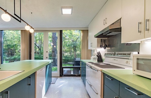 Lawrence Casa | Chatham House: Indy Retro Retreat --- spacious 5-bedroom house with backyard