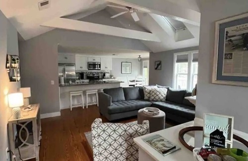 North Chatham Condominio | Chatham Luxury! WALK to beach