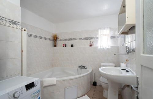 Bela Casa | Chatka Oleška