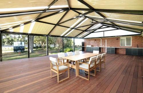 Balnarring Casa | Chatsworth House and Cottage by Ready Set Stay