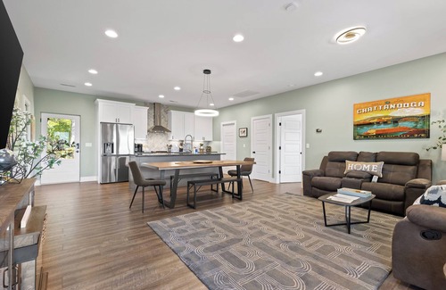 Rossville Cabina | Chatt Vistas-4bdr-2Units-ViewsofLookoutMtn-HotTub-Slps 12+