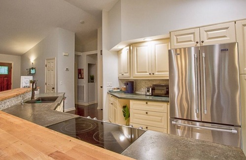 McDonald Casa | Chattanooga Country Home + Large Pool + Firepit + Ping Pong Table + WiFi+SmartTV