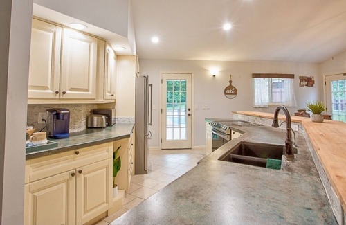 McDonald Casa | Chattanooga Country Home + Large Pool + Firepit + Ping Pong Table + WiFi+SmartTV