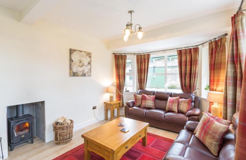 Blairgowrie Casa | Chauffeur's Cottage with Hot Tub