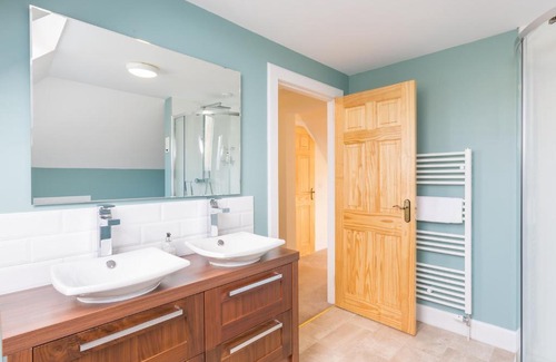 Blairgowrie Casa | Chauffeur's Cottage with Hot Tub