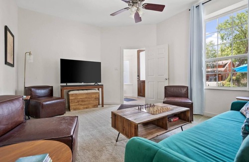 East Cesar Chavez Casa | Chavez Mini: Spacious 2BR House near Downtown
