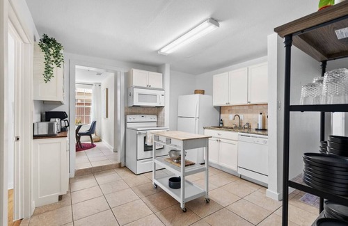 East Cesar Chavez Casa | Chavez Mini: Spacious 2BR House near Downtown