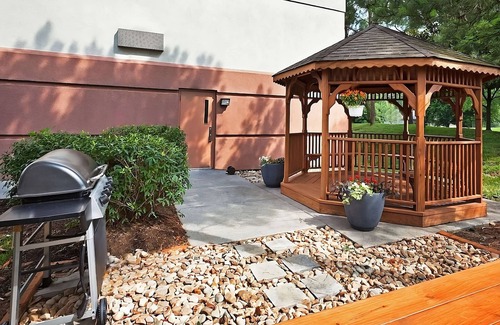 Ashley Oaks Hotel | Check out East Tennessee History Center! 2 Family-friendly Units W/Kitchens!