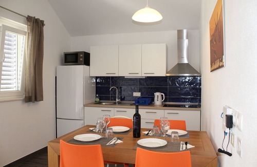 Verunic Apartamento | Acogedor apartamento con terraza en la azotea en Veli Rat